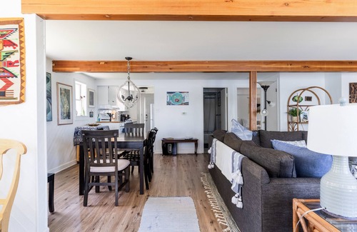 Lake Shangrila House | Beautiful Lakehouse sleeps 12.Fibre!Boat,fish,kayak,hot tub,pets.Wilmot ski,tube