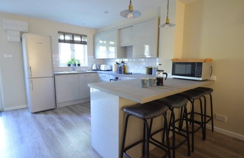 South Cerney House | Beautiful Lakeside Lodge set in a quiet area