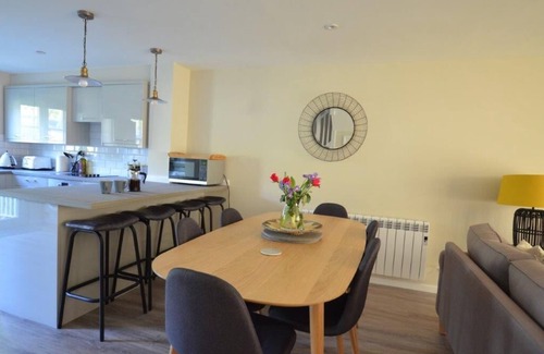 South Cerney House | Beautiful Lakeside Lodge set in a quiet area