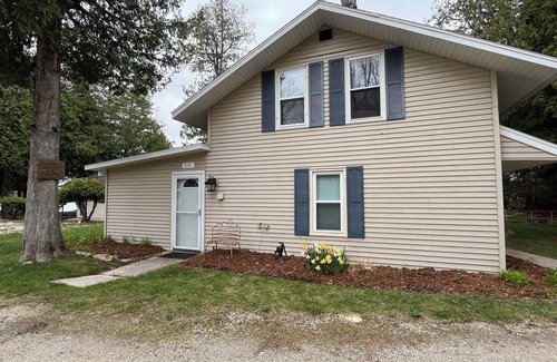 Baileys Harbor Cottage | Beautiful Lakeside Cabin - Great Location & Amenities (Canoe, Kayak, Boat, etc)