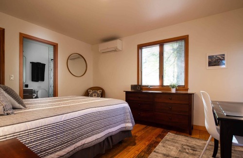 Becket House | Beautiful Lakeside Cabin
