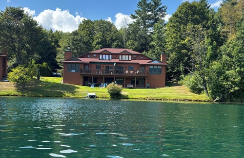 North Woodstock House | Beautiful Lakeside Deer Park Resort