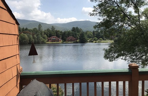 North Woodstock House | Beautiful Lakeside Deer Park Resort