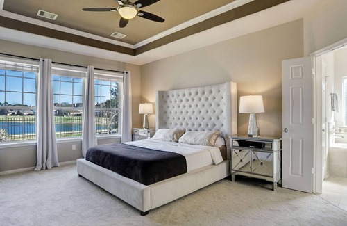 Pearland House | Beautiful Lakeside Estate w/ high quality amenities.