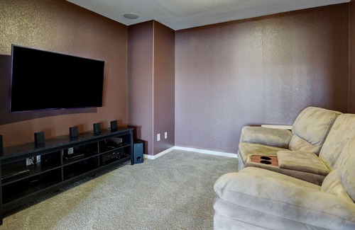 Pearland House | Beautiful Lakeside Estate w/ high quality amenities.