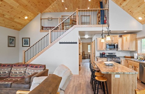 Woodruff House | Beautiful Lakeside Home