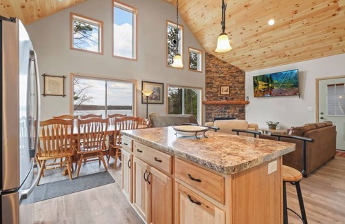 Woodruff House | Beautiful Lakeside Home