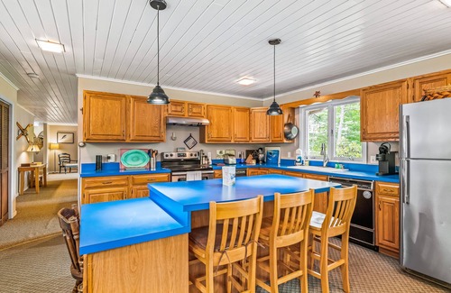 Skylark Beach House | Beautiful lakeside home with pool table, ping pong, fast WiFi, & washer/dryer