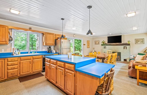 Skylark Beach House | Beautiful lakeside home with pool table, ping pong, fast WiFi, & washer/dryer