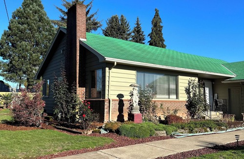 Hillsboro House | Beautiful large family home for families, family reunions and more.