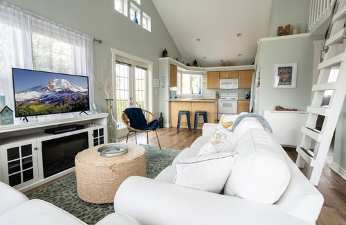 Birch Bay House | Beautiful & Light across from Beach & Sunsets