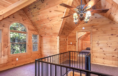 Alta Sierra Cabin | Beautiful log cabin! Hike, Bike, ski, relax!