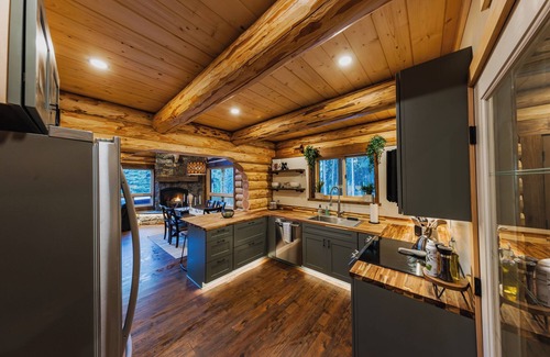 Kila Cabin | Beautiful Log Cabin in Mountains Near Glacier Park