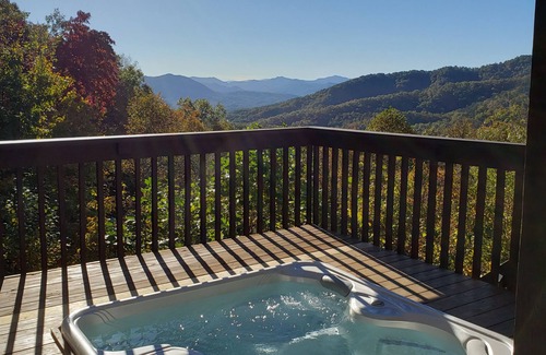 Bryson City Cabin | Beautiful Log Cabin on 20 private acres-Wifi -Hot Tub-Awesome Views