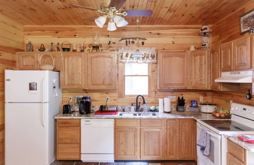 Luray Cabin | Beautiful Log Cabin! Peaceful and Clean.