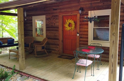 Burnsville Cabin | Beautiful log cabin with AC and WiFi in gorgeous Burnsville.