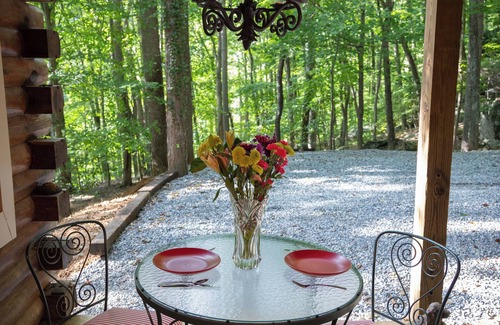 Burnsville Cabin | Beautiful log cabin with AC and WiFi in gorgeous Burnsville.