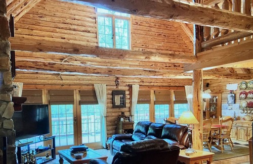 New Paltz Cabin | BEAUTIFUL LOG CABIN