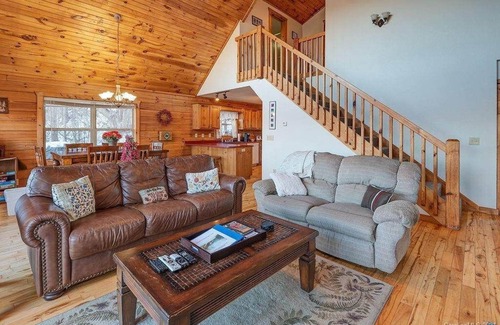 Waynesville House | Beautiful log cabin near Maggie Valley, NC