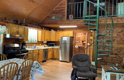 Norfork Cabin | Beautiful Log Cabin w/loft. 1/2 mile to Red's Landing Boat Launch! A+ fishing.