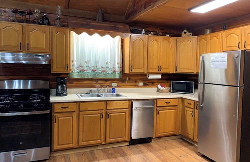 Norfork Cabin | Beautiful Log Cabin w/loft. 1/2 mile to Red's Landing Boat Launch! A+ fishing.