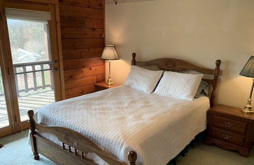 Franklin Cabin | Beautiful Log Cabin with fantastic year-round views of the Smoky Mountains!