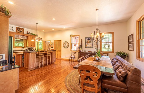 Almond House | Beautiful Log Home in the Smoky Mountains close to EVERYTHING!