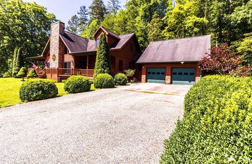 Almond House | Beautiful Log Home in the Smoky Mountains close to EVERYTHING!