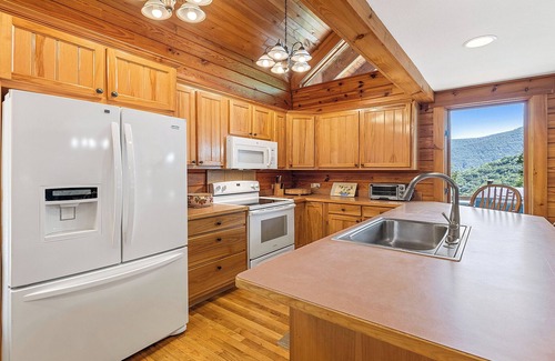 Maggie Valley Cabin | Beautiful Log Home with VIEWS! Hot Tub, Pool Table, High-Speed WIFI!