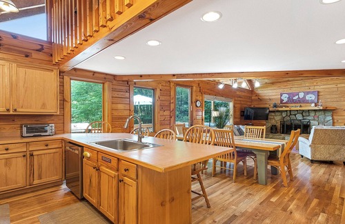 Maggie Valley Cabin | Beautiful Log Home with VIEWS! Hot Tub, Pool Table, High-Speed WIFI!