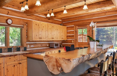 Basalt House | Beautiful Log Home w/Fireplace, Mtn & Lake Views, Soaking Tub, Decks, DISCOUNTED