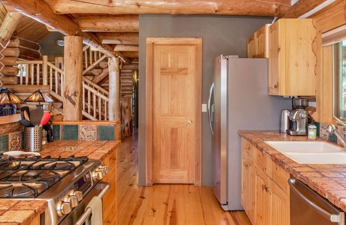 Basalt House | Beautiful Log Home w/Fireplace, Mtn & Lake Views, Soaking Tub, Decks, DISCOUNTED