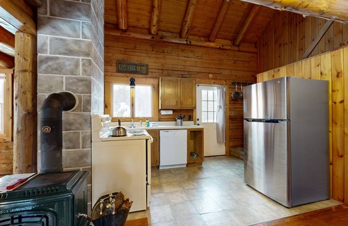 Twin Mountain House | Beautiful log home w/patio - perfect for outdoor enthusiasts, dogs OK