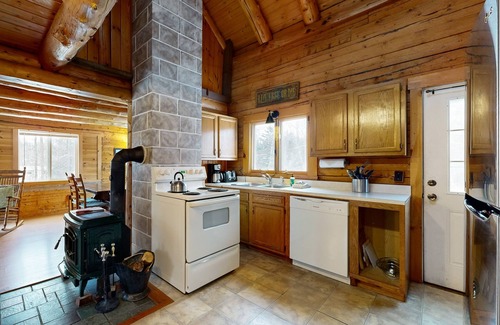 Twin Mountain House | Beautiful log home w/patio - perfect for outdoor enthusiasts, dogs OK