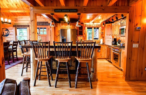Clarksville House | Beautiful Log Home w/Mountain and Lake Views & Hot Tub-Sleeps 8