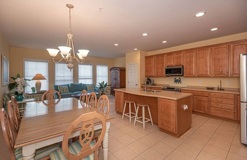Sunset Island House | Beautiful Luxury 5 Bedroom Townhouse with Free WiFi In Gated Community On Bayside With Indoor/Outdoor Pools, Private Beaches, Restaurant, And Only Ten Minutes From Beach!