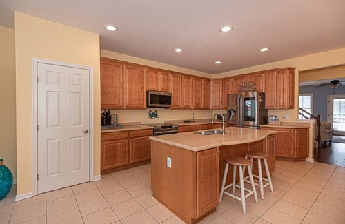 Sunset Island House | Beautiful Luxury 5 Bedroom Townhouse with Free WiFi In Gated Community On Bayside With Indoor/Outdoor Pools, Private Beaches, Restaurant, And Only Ten Minutes From Beach!
