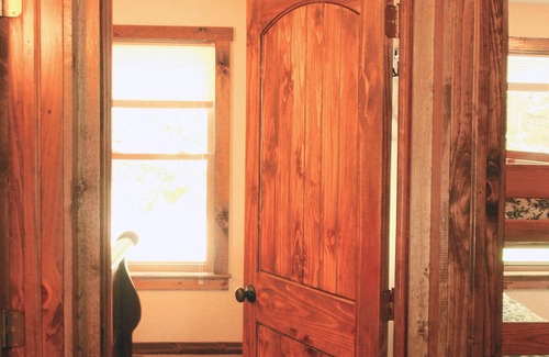 Butler Ski Chalet | Beautiful Luxury Chalet, Hot Tub, Indoor Fireplace, King Master Suite Free WIFI