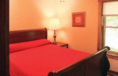 Butler Ski Chalet | Beautiful Luxury Chalet, Hot Tub, Indoor Fireplace, King Master Suite Free WIFI