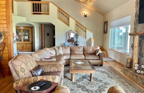Timber Ridge Ranch House | Beautiful Luxury Home with Mountain Views. Close to Hot Springs and Wolf Creek Ski Area.