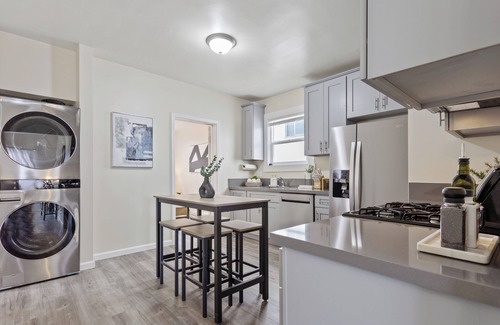 Downtown House | Beautiful Modern Newly Renovated 3BD 2 BA SF Home