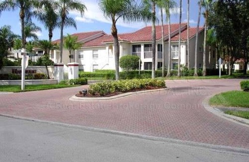 Vineyards Condo | Beautiful main fl, Vineyards Condo 5min walk to shops/10min drive to the beach