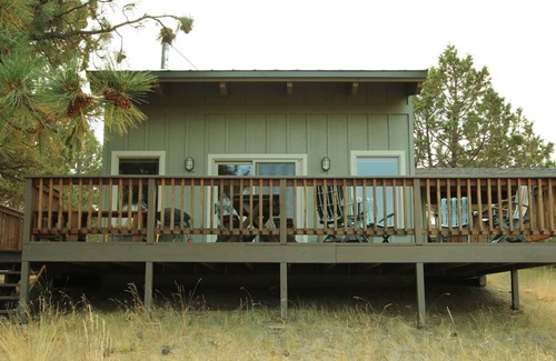 Sisters Cabin | Beautiful Meadow Views | Walk to Town | Sisters OR Vacation Cabin
