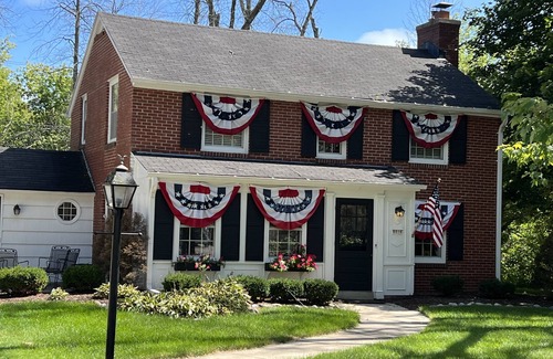 Fox Point House | Beautiful Milwaukee North Shore Home!- 15 minutes from downtown