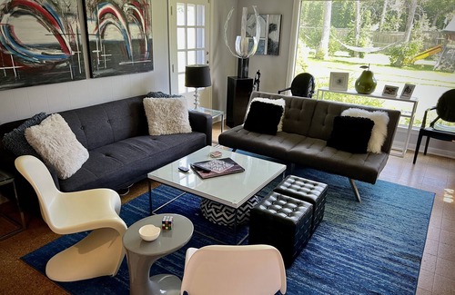 Fox Point House | Beautiful Milwaukee North Shore Home!- 15 minutes from downtown