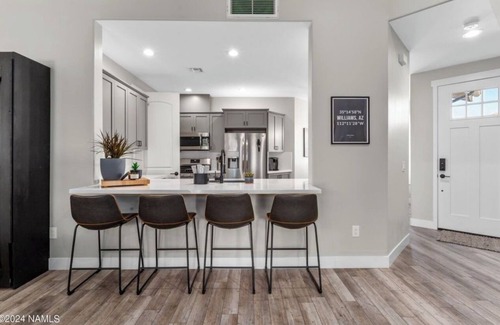 Williams House | Beautiful Model home 2 minutes to town, golf and hiking. Perfect for families!