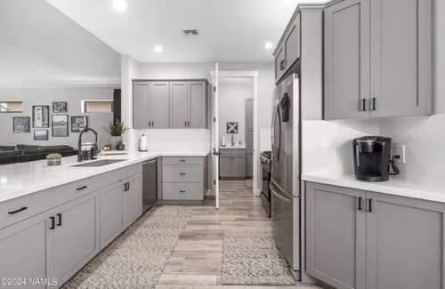 Williams House | Beautiful Model home 2 minutes to town, golf and hiking. Perfect for families!