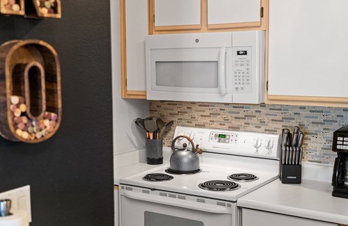 Cottonwood House | Beautiful & Modern Condo With Views! Community Salt Pool & Hot Tub! Casa Del Sol