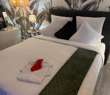 Levallois-Perret Apartment | Beautiful modern fully furnished studio