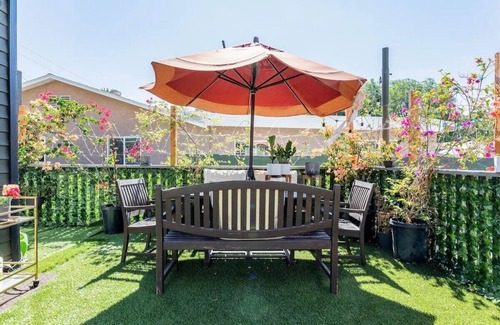 North Central House | Beautiful Modern Home Walk to Rose Bowl Activities